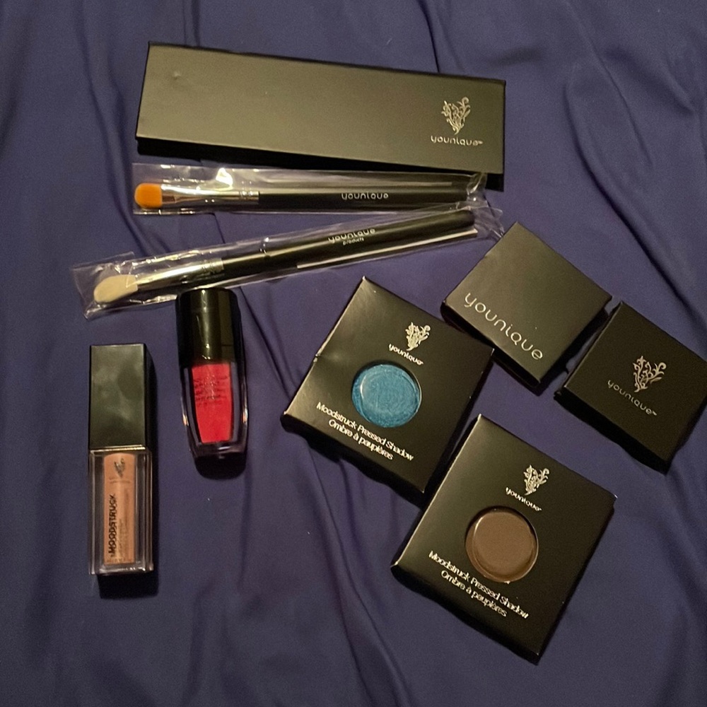 Younique make up “kit”